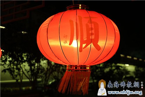 红艳艳的顺字灯笼象征着温暖和光明,希望众生都能走向光明,一切顺意。